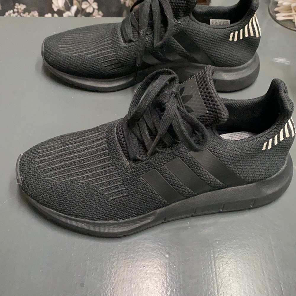 Adidas Swift Run Mens black size 8 womens size 9/ 1/2